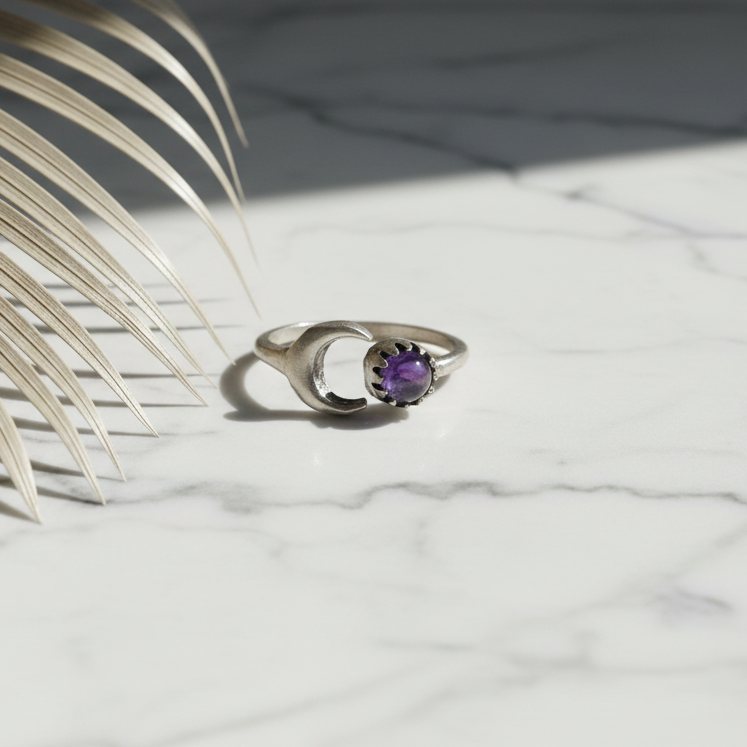 Anillo Luna de Latón con Piedra Violeta — Talla Ajustable