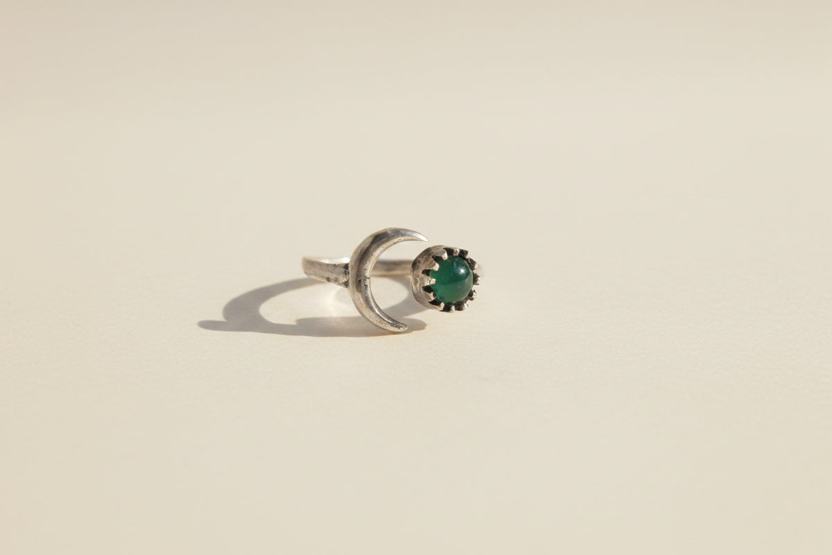 Anillo Luna de Latón con Piedra — Talla Ajustable