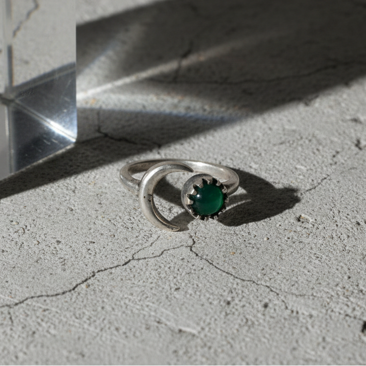 Anillo Luna de Latón con Piedra — Talla Ajustable