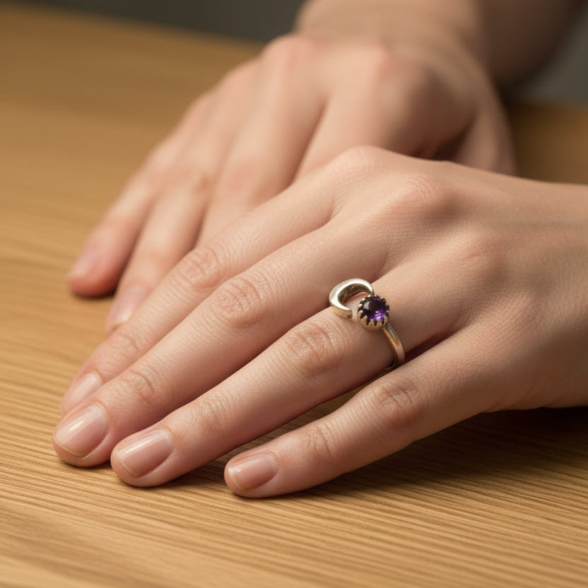 Anillo Luna de Latón con Piedra Violeta — Talla Ajustable